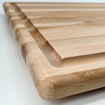 Planche à découper en bois avec rainure de jus gros plan